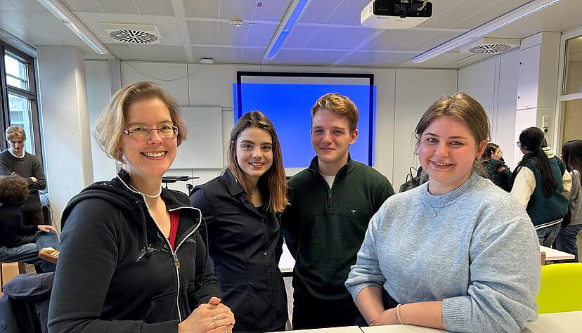 Professorin Alexandra Reichenbach (von links) mit den Kursleitern Isabel und Luis Camps Tscherwitschke sowie Anna Martynova.
