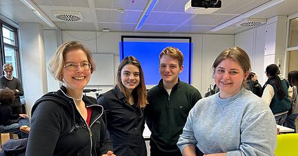 Professorin Alexandra Reichenbach (von links) mit den Kursleitern Isabel und Luis Camps Tscherwitschke sowie Anna Martynova. 
Foto: Lisa Könnecke Professorin Alexandra Reichenbach (von links) mit den Kursleitern Isabel und Luis Camps Tscherwitschke sowie Anna Martynova. 
Foto: Lisa Könnecke