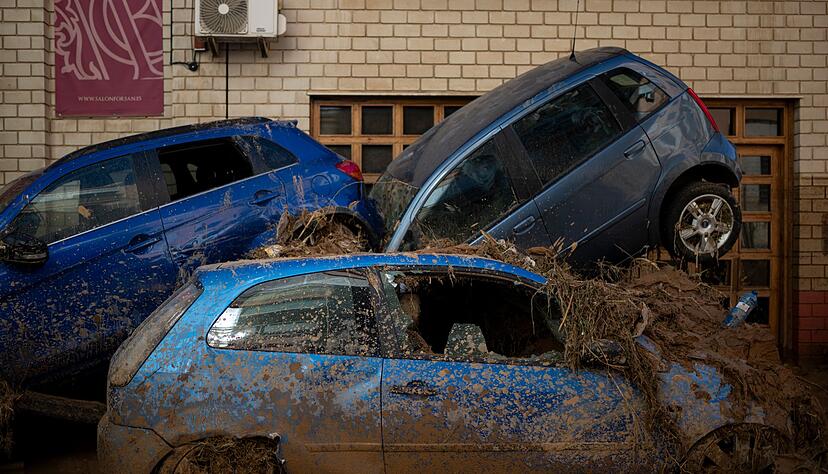 Autos stapeln sich nach &Uuml;berschwemmungen in Spanien