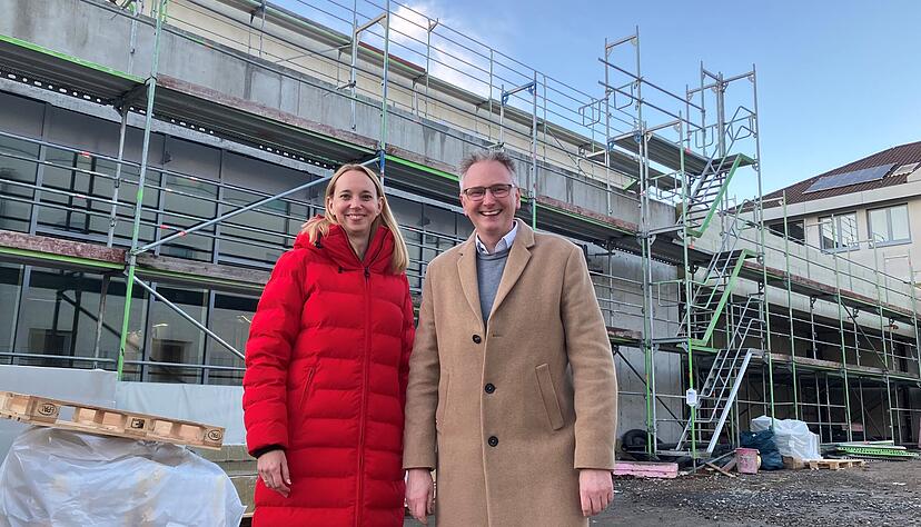 Schulleiterin Carolin Müller und Konrektor Alexander Mohr freuen sich über den Baufortschritt. Schulleiterin Carolin Müller und Konrektor Alexander Mohr freuen sich über den Baufortschritt.