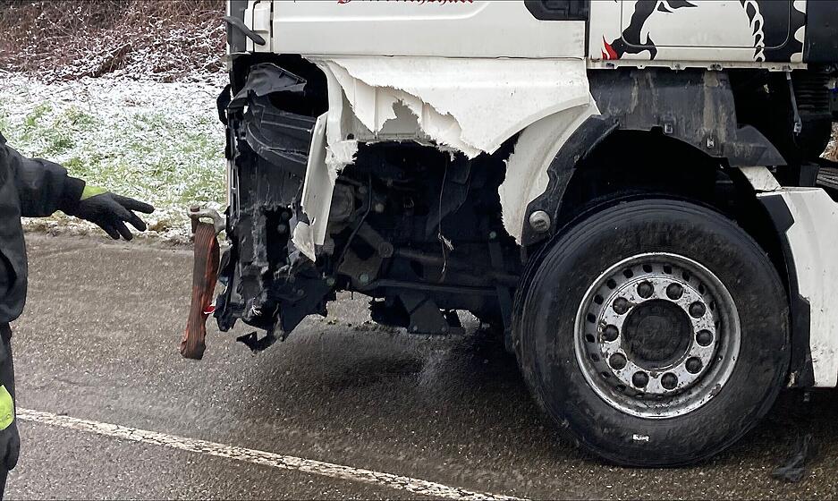 Unfall zwischen Neuenstadt und Neckarsulm: Der Lkw wurde im Frontbereich stark besch&auml;digt.