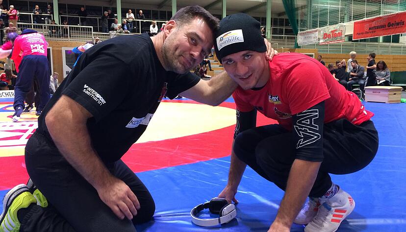 Red-Devils-Trainer Markus Mackamul mit Christian Maier. Foto: Stefanie Wahl Red-Devils-Trainer Markus Mackamul mit Christian Maier. Foto: Stefanie Wahl