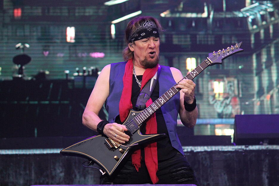 Die britische Band Iron Maiden hat auf ihrer Europa-Tour in Stuttgart Halt gemacht. W&auml;hrend dem Konzert auf dem Cannstatter Wasen spielen sie 17 Songs.