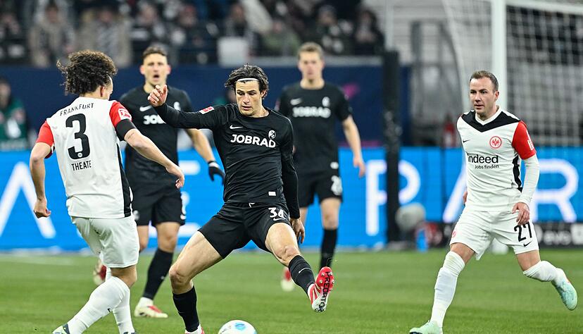 Die Eintracht (wei&szlig;) hatte &uuml;ber weite Strecken des Spiels den Ball.