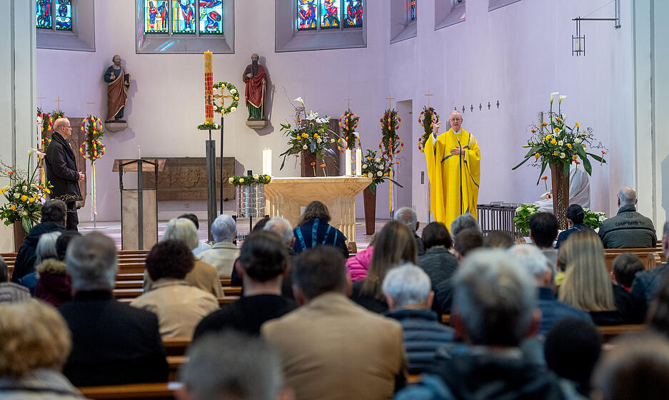 Am Ostersonntag hatte Papst Franziskus vor Zehntausende Gläubigen noch den Segen Urbi et Orbi gespendet. Dabei wirkte er bereits sehr geschwächt.
