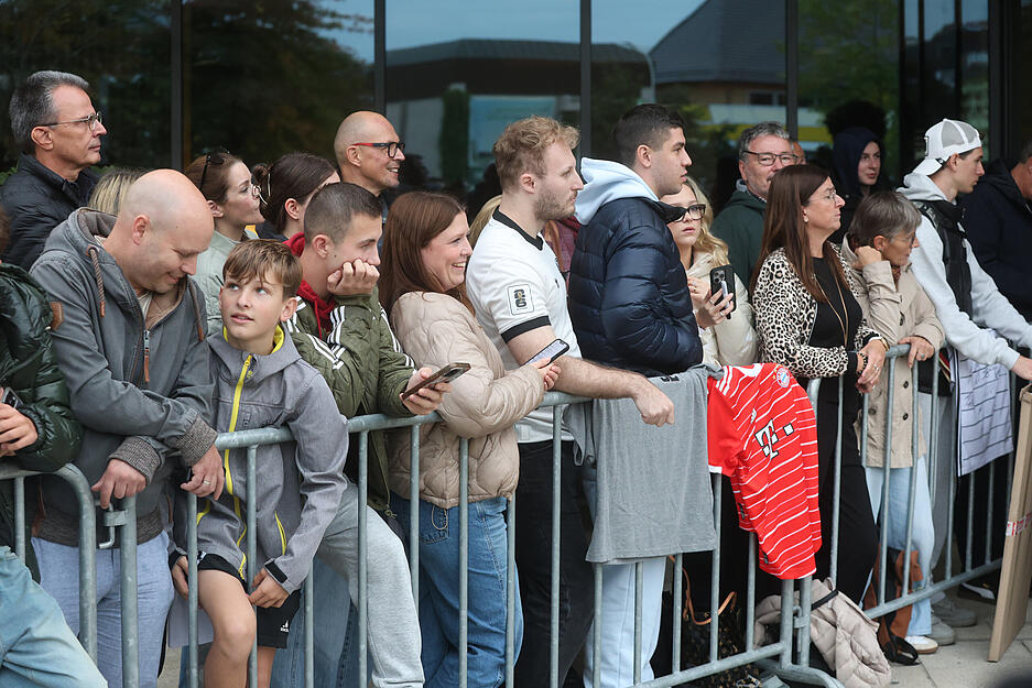 Das DFB-Team übernachtet am Donnerstag vor dem WM-Qualifikationsspiel im Parkhotel in Heilbronn. Zahlreiche Fans haben die Fußball-Stars in Empfang genommen. Es gab Autogramme und Fotos.