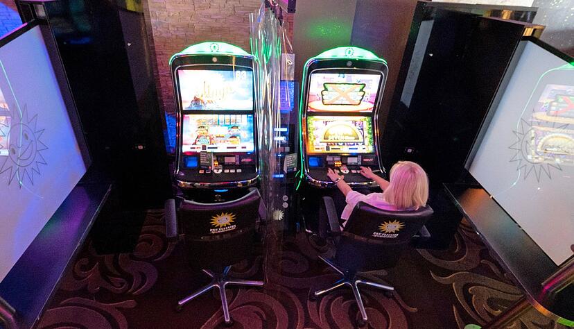 Die Automatenwirtschaft l&auml;uft gegen die Schlie&szlig;ung Sturm. Dennoch werden wohl viele Spielhallen verschwinden. 

Foto: dpa