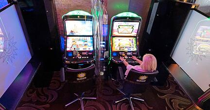 Die Automatenwirtschaft l&auml;uft gegen die Schlie&szlig;ung Sturm. Dennoch werden wohl viele Spielhallen verschwinden. 

Foto: dpa