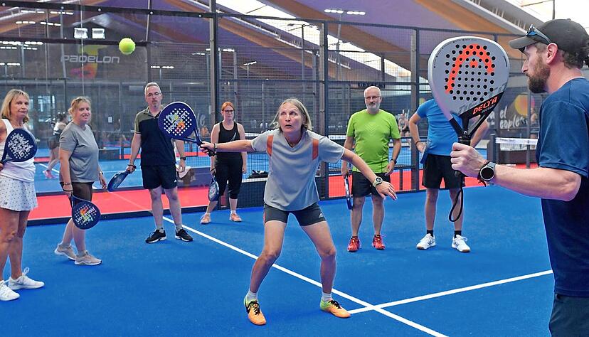 Kommt ein Ball geflogen: Simone Schimmel (51) aus Nordheim beim Padel-Anf&auml;ngerkurs in Heilbronn-Frankenbach. Trainer Walter Schmidt (rechts) gibt Anweisungen.
Fotos: Mario Berger