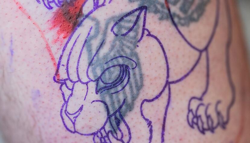 In einem Tattoo-Studio in Siegen werden Reichsadler, Hakenkreuze und andere Hass-Symbole kostenlos mit neuen Tattoos übermalt.