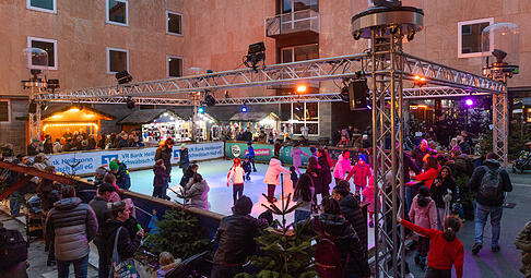 Das Weihnachtsmarktgeschehen im Rathausinnenhof – mit Eisbahn – muss sich noch etablieren.
Foto: Mario Berger Das Weihnachtsmarktgeschehen im Rathausinnenhof – mit Eisbahn – muss sich noch etablieren.
Foto: Mario Berger