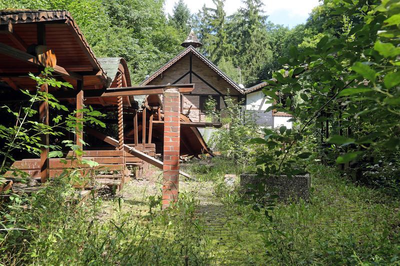Heruntergekommenes Kleinod, das Mobiliar im ehemaligen Biergarten ist verrottet. Aufnahme aus dem Jahr 2017. Heruntergekommenes Kleinod, das Mobiliar im ehemaligen Biergarten ist verrottet. Aufnahme aus dem Jahr 2017.