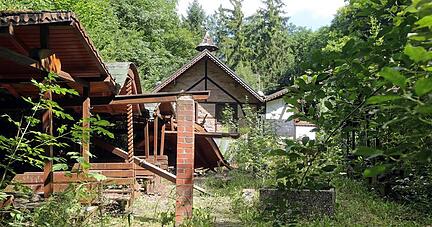 Heruntergekommenes Kleinod, das Mobiliar im ehemaligen Biergarten ist verrottet. Aufnahme aus dem Jahr 2017. Heruntergekommenes Kleinod, das Mobiliar im ehemaligen Biergarten ist verrottet. Aufnahme aus dem Jahr 2017.