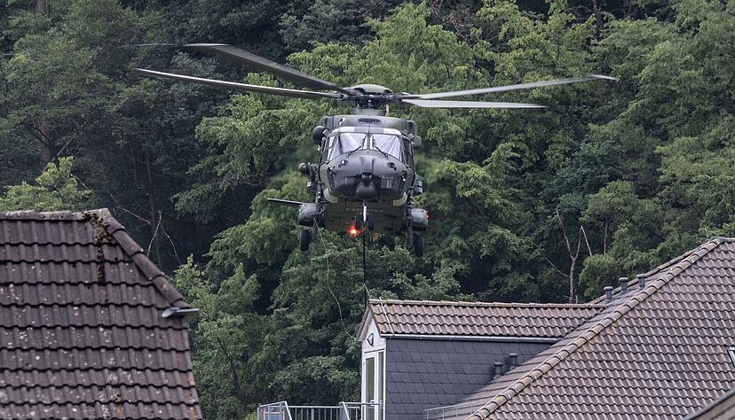 Ein Transporthubschrauber der Bundeswehr bringt Trinkwasser nach Altenahr. Foto: dpa