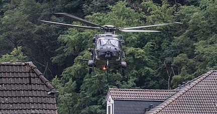 Ein Transporthubschrauber der Bundeswehr bringt Trinkwasser nach Altenahr. Foto: dpa