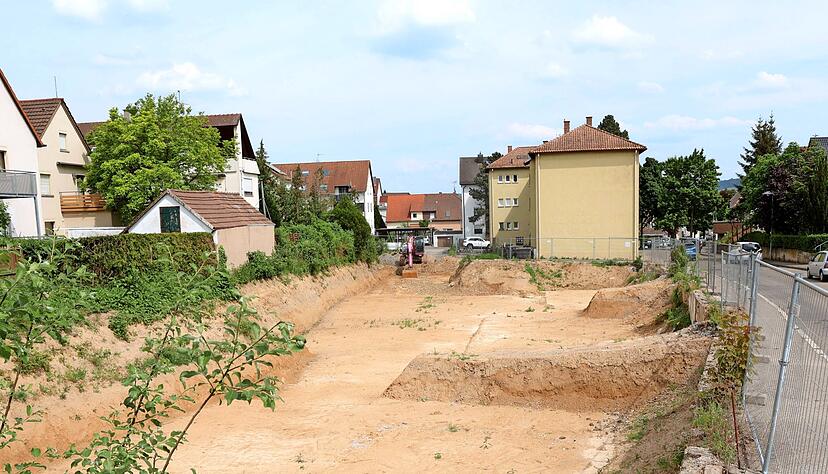 Die Baulücke in der Stockheimer Straße in Böckingen bleibt bis auf weiteres bestehen. Das Gelände ist schwierig. Noch schwieriger für die Stadtsiedlung ist aber die aktuelle Zinsentwicklung. Die Baulücke in der Stockheimer Straße in Böckingen bleibt bis auf weiteres bestehen. Das Gelände ist schwierig. Noch schwieriger für die Stadtsiedlung ist aber die aktuelle Zinsentwicklung.