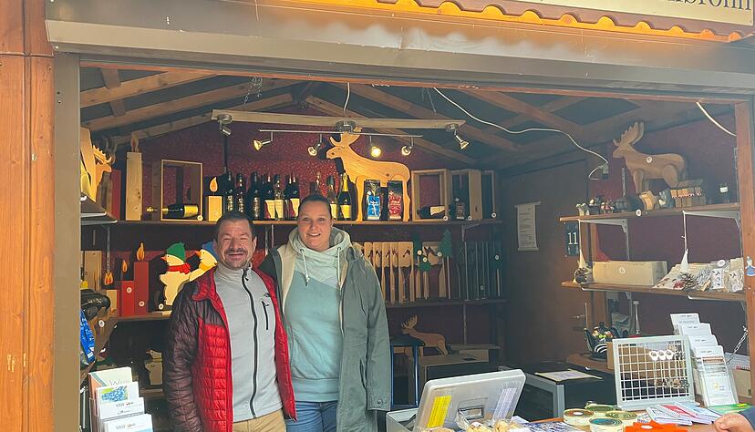 Auch das Gefängnis Heilbronn ist auf dem Weihnachtsmarkt vertreten. Oliver Schacke und seine Kollegin verkaufen, was die Insassen produziert haben.