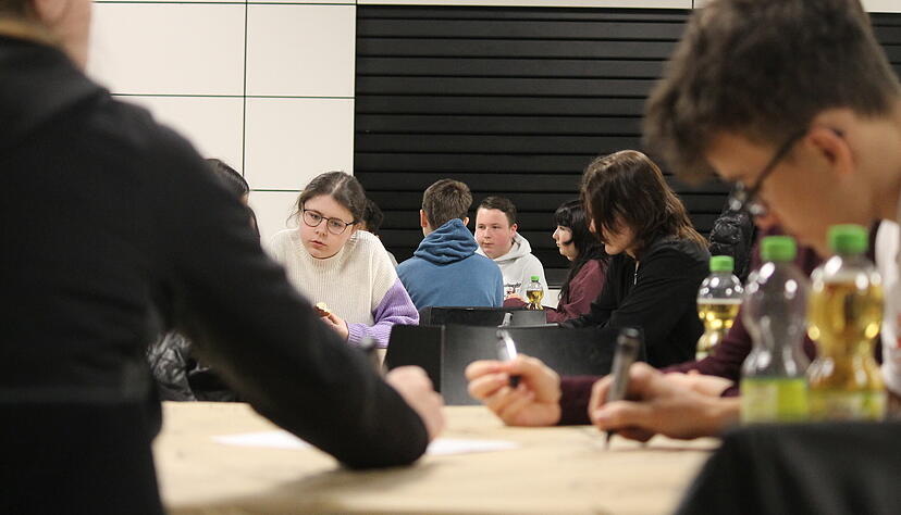 Im Format &bdquo;Speed-Caf&eacute;&ldquo; erarbeiten die Jugendlichen Positionen zu zehn verschiedenen Themen.