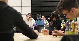 Im Format &bdquo;Speed-Caf&eacute;&ldquo; erarbeiten die Jugendlichen Positionen zu zehn verschiedenen Themen.