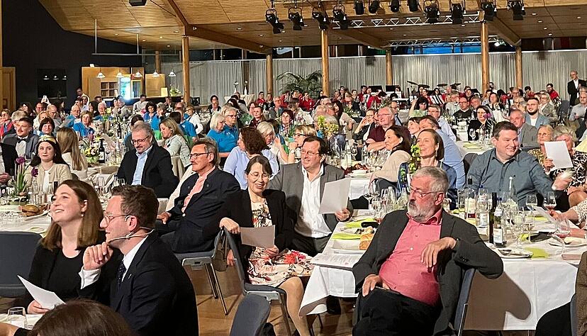 270 G&auml;ste, darunter viele Akteure der Landesgartenschau 2016 in &Ouml;hringen feiern das Jubil&auml;um und erinnern sich gern zur&uuml;ck an das &Ouml;hringer Sommerm&auml;rchen.