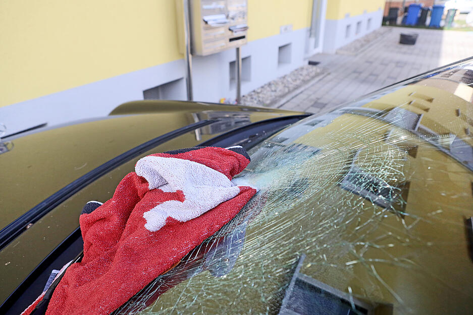 Ein herabfallender Ziegelstein hat die Windschutzscheibe eines Autos in Bad Friedrichshall-Jagstfeld besch&auml;digt.