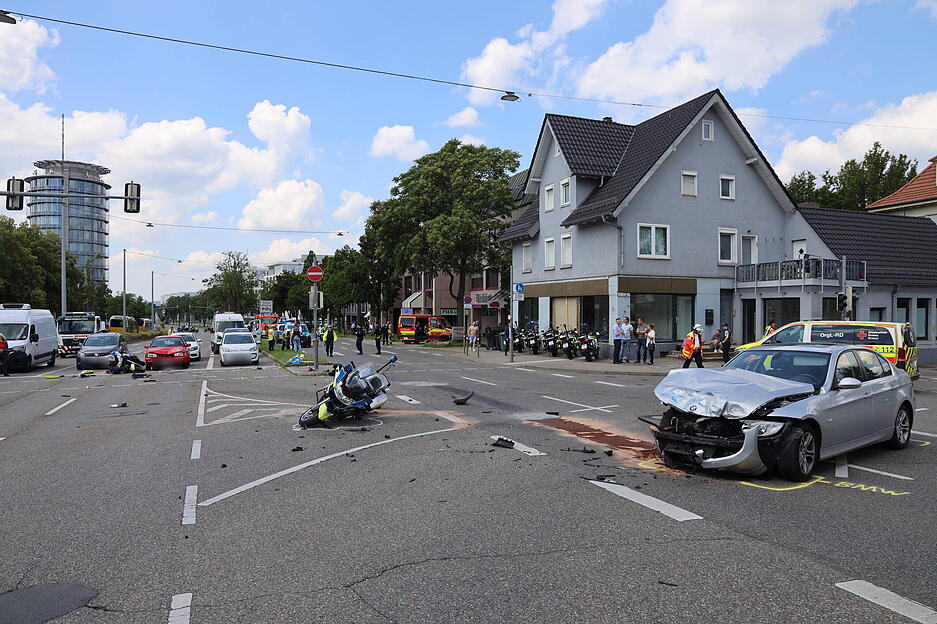 Eine Frau fuhr in die Eskorte und verletzte zwei Polizisten schwer – einer starb.