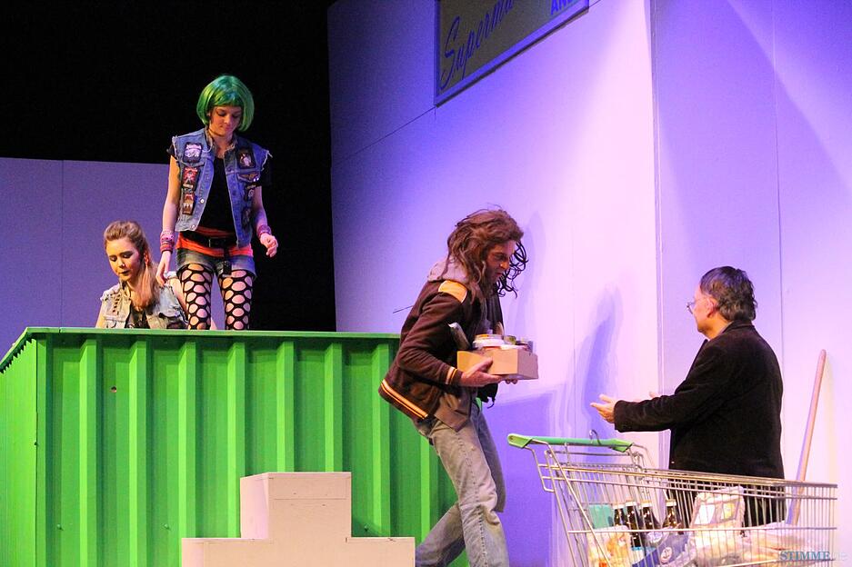 "Ab in den Container": Theater in Hollenbach |