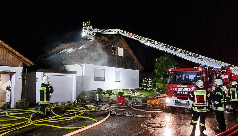 Blitz schlägt in Wüstenrot ein Blitz schlägt in Wüstenrot ein
