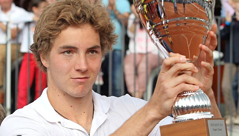 Hauptgewinn: Jan-Lennard Struff am 18. Mai 2014 nach dem 6:2, 7:6 (7:5)-Finalsieg gegen den Ungarn Marton Fucsovics beim 1. Heilbronner Neckar-Cup.