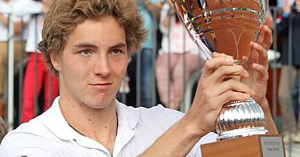 Hauptgewinn: Jan-Lennard Struff am 18. Mai 2014 nach dem 6:2, 7:6 (7:5)-Finalsieg gegen den Ungarn Marton Fucsovics beim 1. Heilbronner Neckar-Cup.
Foto: Archiv/Veigel