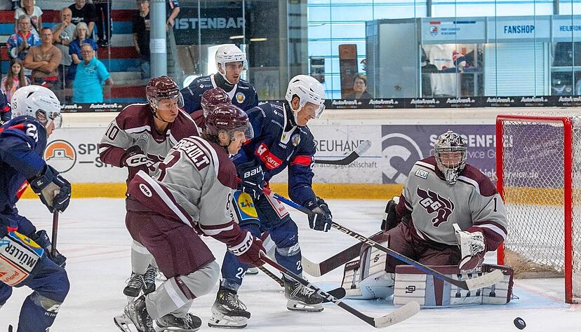 Es ging gut zur Sache beim Testspiel der Falken gegen die University of Ottawa. Hier versucht Überzahl-Goalgetter Corey Mapes (2.v.r.) die Scheibe an Goalie Jean-Philippe Tourigny vorbei zu spitzeln.
Fotos: Mario Berger Es ging gut zur Sache beim Testspiel der Falken gegen die University of Ottawa. Hier versucht Überzahl-Goalgetter Corey Mapes (2.v.r.) die Scheibe an Goalie Jean-Philippe Tourigny vorbei zu spitzeln.
Fotos: Mario Berger