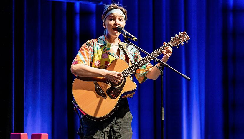 Hat eine schräge Liebeserklärung an ihren Gynäkologen und kuriose Kinderlieder dabei: Comedian und Musikerin Coremy. Hat eine schräge Liebeserklärung an ihren Gynäkologen und kuriose Kinderlieder dabei: Comedian und Musikerin Coremy.