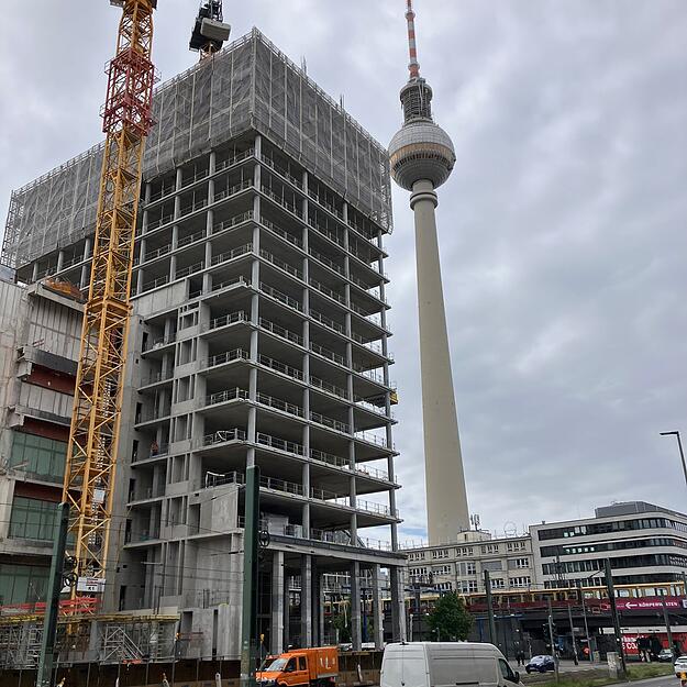 Ist das Gebäude fertig, zählt es mit rund 145 Metern Höhe zu den drei größten der Stadt – 20 Meter höher als das benachbarte „Hotel Park Inn“.