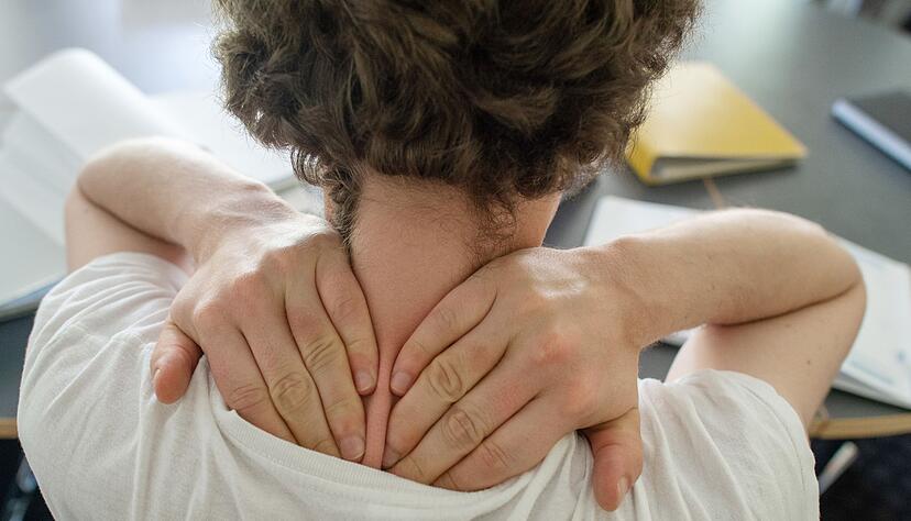 Eine kleine Massage für den Nacken? Gern. Ein sanftes Kneten regt nämlich die Durchblutung an und kann somit dabei helfen, Verspannungen zu lösen. Eine kleine Massage für den Nacken? Gern. Ein sanftes Kneten regt nämlich die Durchblutung an und kann somit dabei helfen, Verspannungen zu lösen.