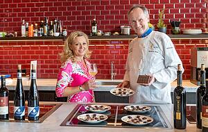 Schokolade und Wein waren bereits im vergangenen Jahr ein Paar. Auch diesmal bittet Chocolatier Eberhard Schell zum Genuss. Schokolade und Wein waren bereits im vergangenen Jahr ein Paar. Auch diesmal bittet Chocolatier Eberhard Schell zum Genuss.
