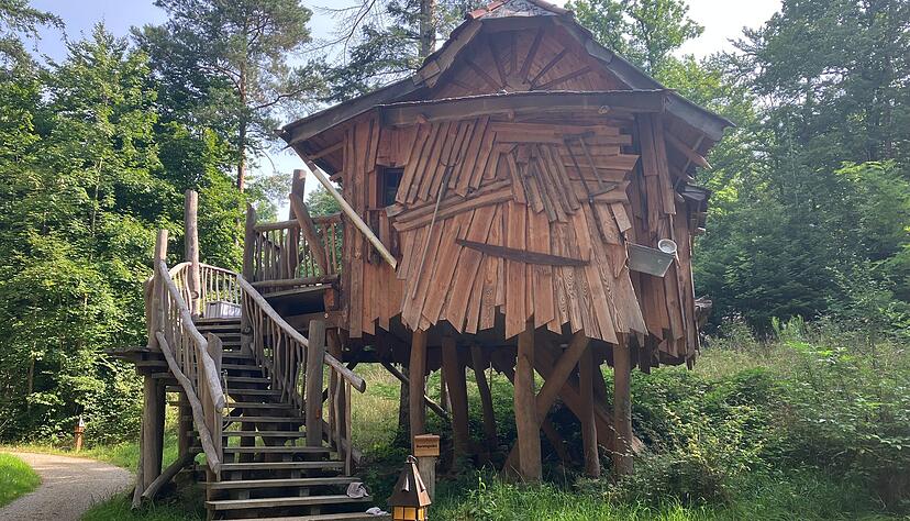 Bei einer Übernachtung im Baumhaus am Wildparadies Tripsdrill ist man der Natur ganz nah. Die Unterkünfte sind ganzjährig geöffnet, in den Sommerferien sind sie größtenteils ausgebucht.
Foto: Theresa Heil