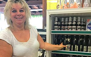 Immer gut gefüllt ist der Kühlschrank im Kiosk des Untergruppenbacher Freibads. Dafür sorgt Susanne Streich. Immer gut gefüllt ist der Kühlschrank im Kiosk des Untergruppenbacher Freibads. Dafür sorgt Susanne Streich.