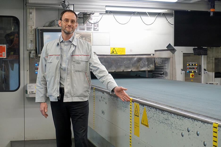 Markus Ro&szlig;kopf, Leiter Presswerk in Neckasulm, zeigt die Abspandsmarkierungen. Nur in maximal jedem zweiten Feld sollen die Arbeiter am F&ouml;rderband sich aufhalten.