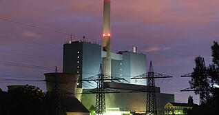 Bei der Klimakonferenz fordert die Bundesregierung den Ausstieg aus fossilen Energien, während sie in Deutschland den Ausbau von Gaskraftwerken in großem Stil plant.