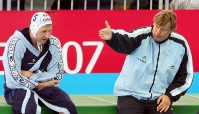 Mannschaftskapitän Steffen Dierolf (l) sitzt 2007 neben Bundestrainer Stamm am Beckenrand. Mannschaftskapitän Steffen Dierolf (l) sitzt 2007 neben Bundestrainer Stamm am Beckenrand.