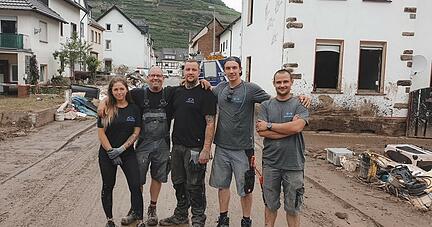 Urlaub genommen, um zu helfen: Stefanie Herter (links) und ihre vier Kollegen von der Obersulmer Firma H+H Elektrotechnik halfen vier Tage bei den Aufräumarbeiten im Ahrort Walporzheim.
Foto: privat Urlaub genommen, um zu helfen: Stefanie Herter (links) und ihre vier Kollegen von der Obersulmer Firma H+H Elektrotechnik halfen vier Tage bei den Aufräumarbeiten im Ahrort Walporzheim.
Foto: privat