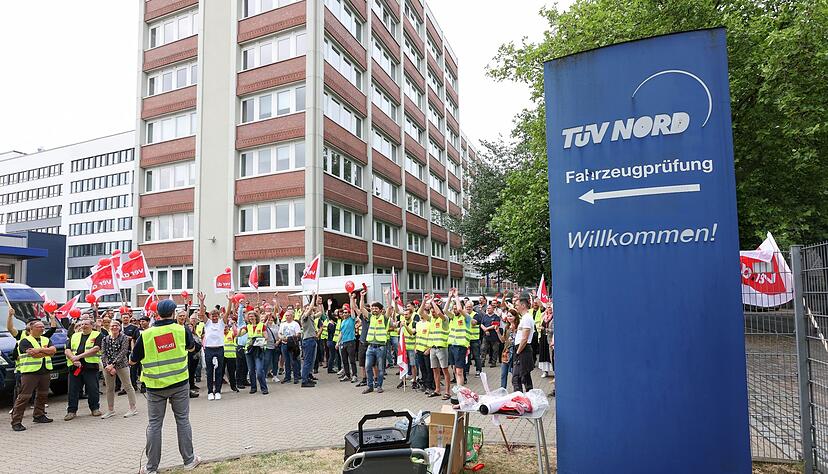 Streikende bei einem Warnstreik vor der TÜV-Hauptverwaltung in Hamburg. Streikende bei einem Warnstreik vor der TÜV-Hauptverwaltung in Hamburg.
