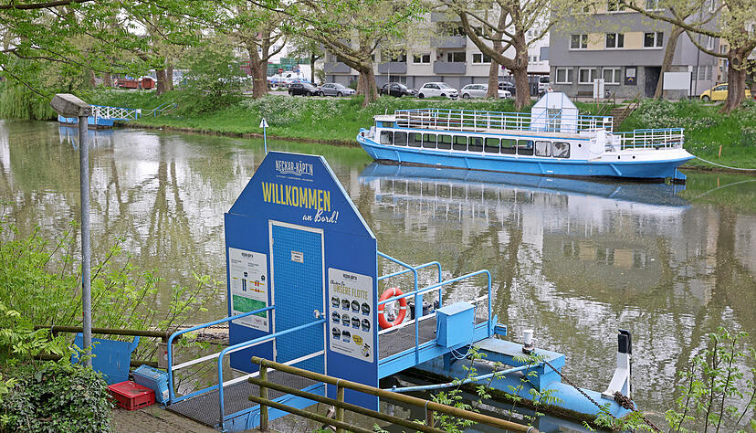 Das Schiff des Neckar-K&auml;pt`n liegt immer noch an der Anlegestelle am G&ouml;tzenturm vert&auml;ut.