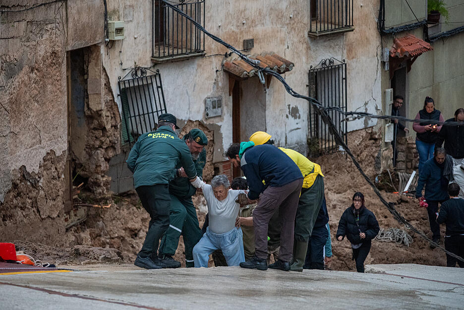 Bewohner eines spanischen Dorfs werden von Rettungskräften in Sicherheit gebracht. Das Unwetter hat bereits mehr als 50 Todesopfer gefordert.