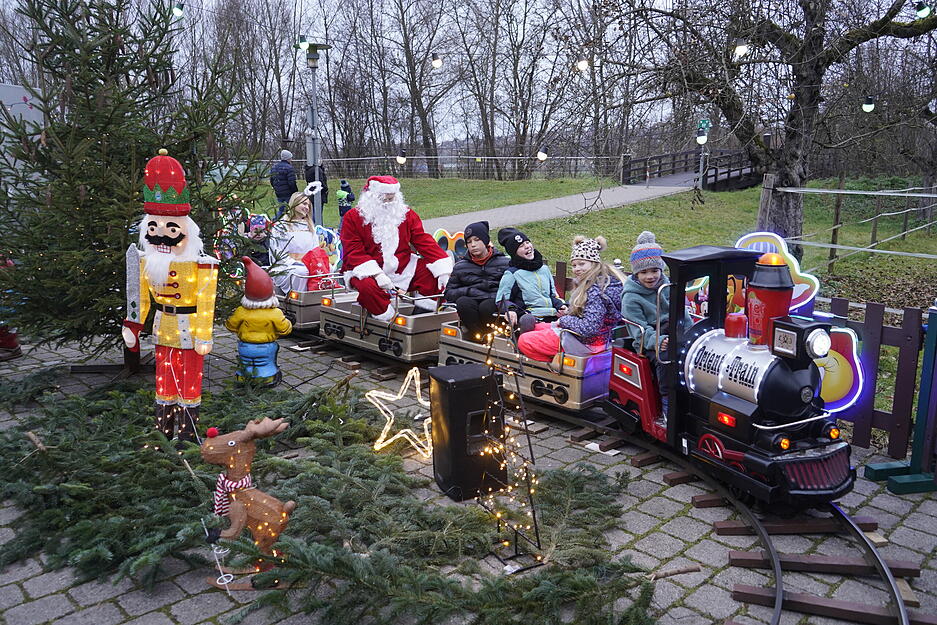 Auf der Kindereisenbahn auf dem Bretzfelder Weihnachtsmarkt dreht auch der Nikolaus eine Runde.