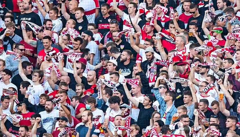 Mit dem 2G-Optionsmodell können die Fans wieder in die Stadien strömen − vorausgesetzt man ist gegen Corona geimpft oder ist genesen. Nutzen Vereine die Möglichkeit, dann fällt auf den Rängen auch die Maskenpflicht weg. Foto: dpa Mit dem 2G-Optionsmodell können die Fans wieder in die Stadien strömen − vorausgesetzt man ist gegen Corona geimpft oder ist genesen. Nutzen Vereine die Möglichkeit, dann fällt auf den Rängen auch die Maskenpflicht weg. Foto: dpa
