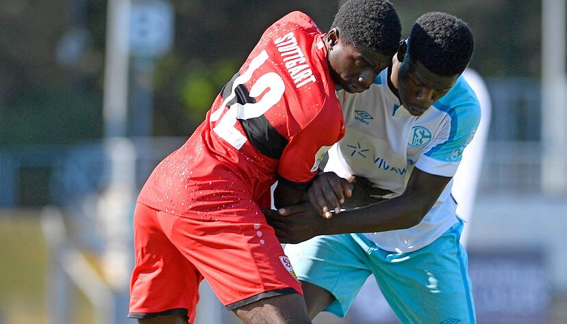Viel Ehrgeiz und Kampf gab es im fairen Finale des U17-Bundesliga-Cups zwischen dem VfB Stuttgart mit Bendito Calemba (links), der Turniersieger wurde, und dem FC Schalke 04 zu sehen. Viel Ehrgeiz und Kampf gab es im fairen Finale des U17-Bundesliga-Cups zwischen dem VfB Stuttgart mit Bendito Calemba (links), der Turniersieger wurde, und dem FC Schalke 04 zu sehen.