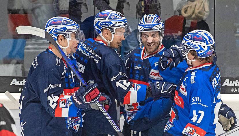 Am Ende der 60 Spielminuten durften die Falken mit (v.l.) Corey Mapes, Justin Kirsch, Fr&eacute;d&eacute;rik Cabana und August von Ungern-Sternberg jubeln.