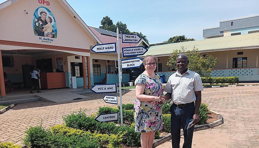 Kerstin Weber-Kistler vom Hilfsverein und Dr. James Kuunya, Vorsitzende der ugandischen Partnerorganisation vor dem Health Center.
Fotos: privat/Ulrike Plapp-Schirmer