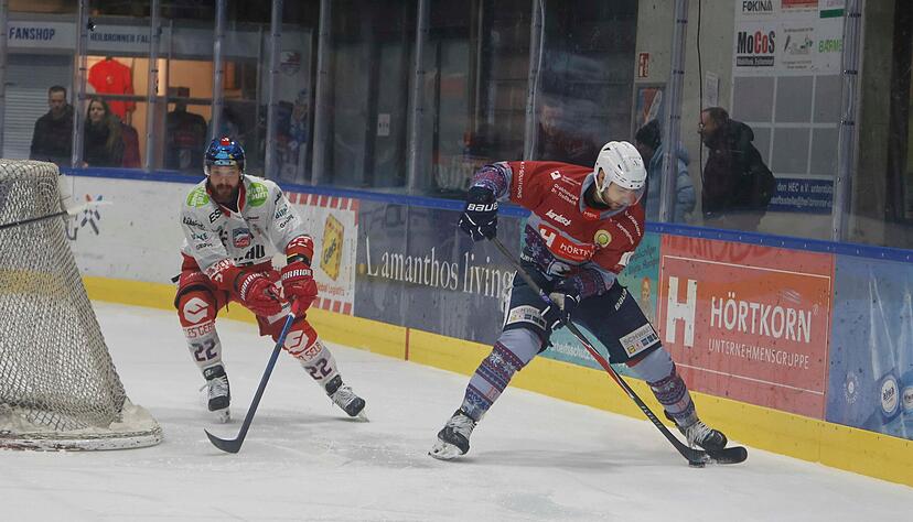 Falken-St&uuml;rmer Gunars Skvorcovs (rechts) &ndash; verfolgt von Selbs Dominik M&uuml;ller &ndash; lieferte bei seinem Heim-Comeback nach langer Verletzungsphase eine starke Vorstellung ab und traf zum 3:3-Ausgleich.